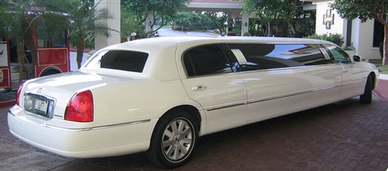How Does An Airport Transfer Limo Help Your Business Image?